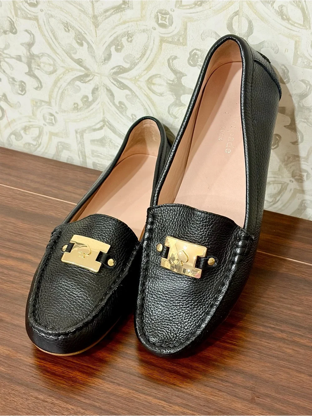 Kate Spade New York Black Pebbled Leather Carmen Loafers, Gold Accents, SZ 7 EUC